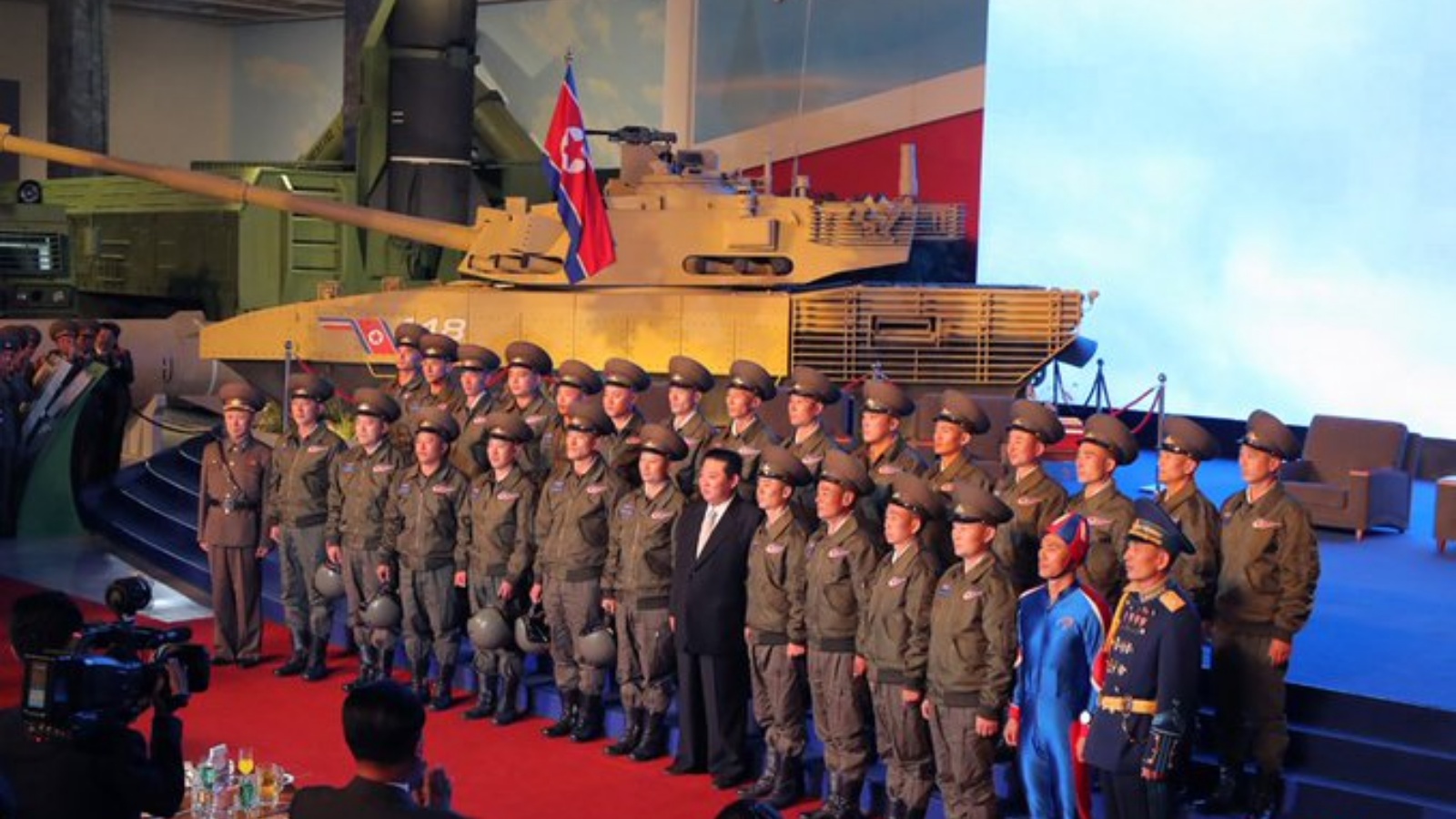 الزعيم الكوري الشمالي كيم يونغ أون في صورة مع عناصر من الجيش في مناسبة معرض مخصص للدفاع، نشرتها صفحة Status-6 @Archer83Able في تويتر.