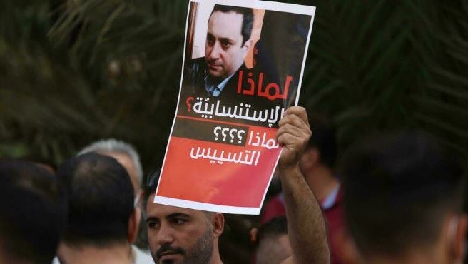 مناصر لحزب الله يرفع صورة القاضي طارق البيطار متهمًا إياه بالاستنسابية في التحقيق الخميس