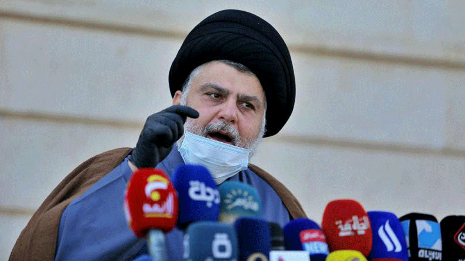 رجل الدين الشيعي مقتدى الصدر يتحدث خلال مؤتمر صحفي في النجف، العراق. في 10 شباط/ فبراير 2021