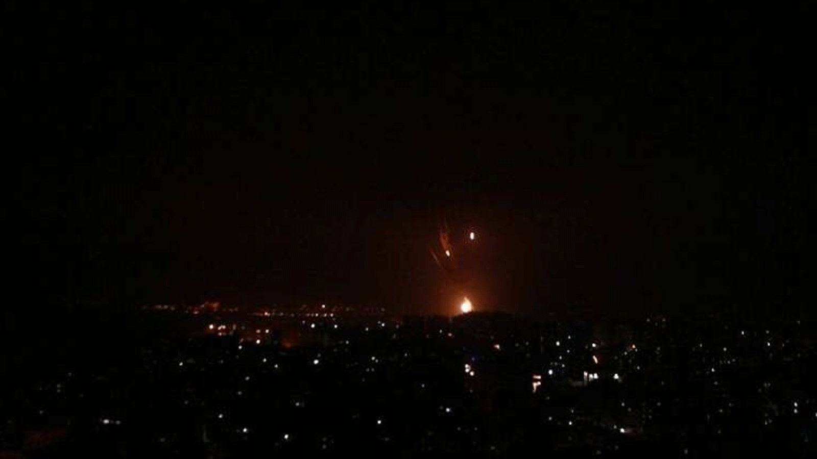 صورة متداولة عللا تويتر من مشاهد القصف الاسرائيلي على المواقع الايرانية في سوريا