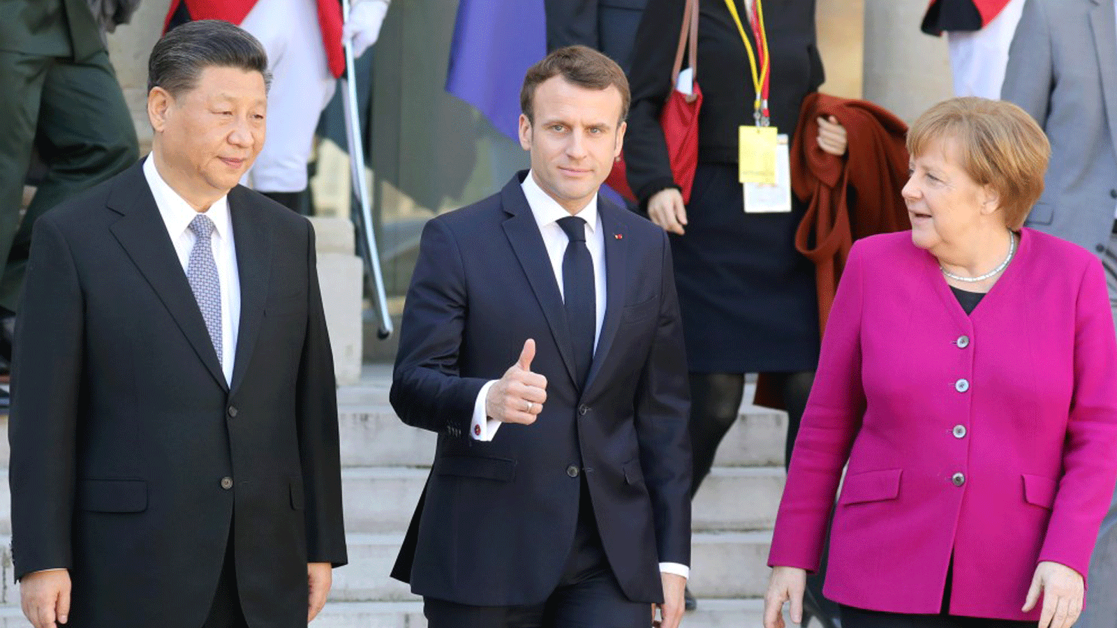 الرئيس الفرنسي إيمانويل ماكرون يتوسط المستشارة الألمانية أنجيلا ميركل والرئيس الصيني شي جين بينغ عقب اجتماعهم في قصر الإليزيه في باريس. 26 آذار/مارس 2019