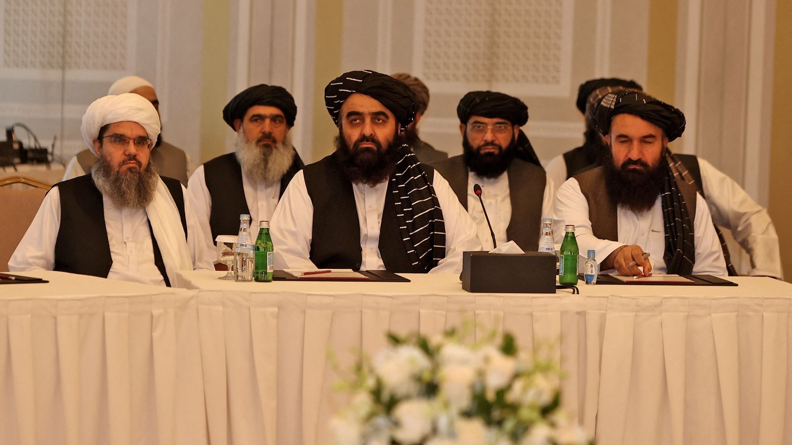 أعضاء وفد طالبان شهاب الدين ديلاوار (إلى اليسار)، وأمير خان متقي، وخير الله خيرخوا (إلى اليمين) يلتقون بدبلوماسيين أجانب في العاصمة القطرية الدوحة. في 12 تشرين الأول/أكتوبر 2021.