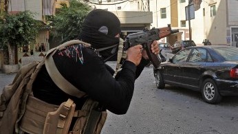 مسلح من عناصر حزب الله في اشتباكات الطيونة ببيروت الخميس 