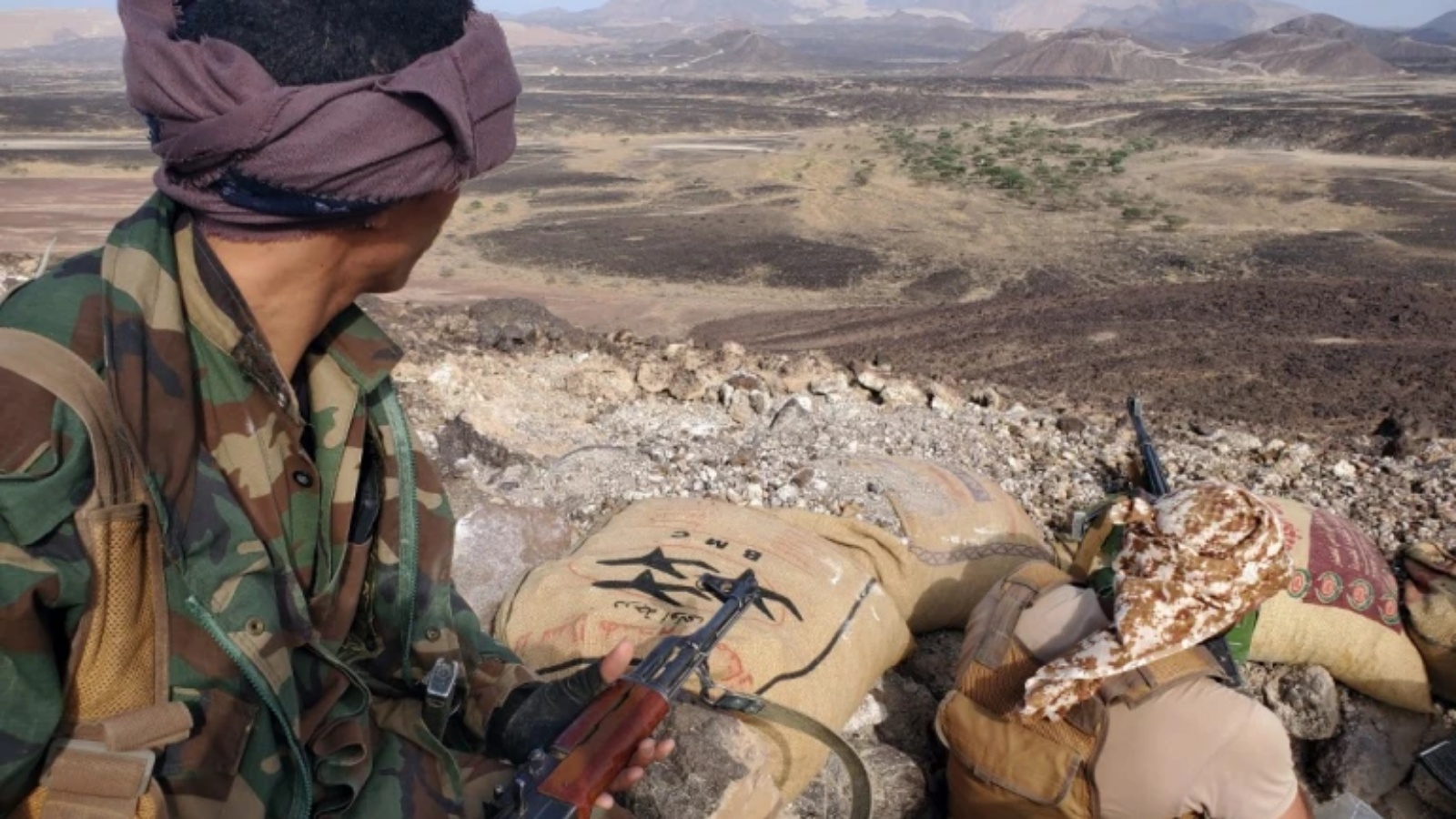 المقاتلون الموالون للحكومة اليمنية المعترف بها دوليًا في موقعٍ بالقرب من خط المواجهة في مواجهة المتمردين الحوثيين المدعومين من إيران في محافظة مأرب شمال شرق البلاد.