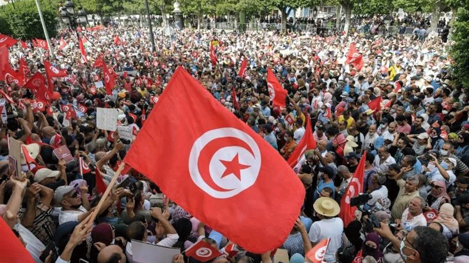 متظاهرون يرددون هتافات خلال احتجاج في العاصمة التونسية ضد خطوات الرئيس قيس سعيد لإحكام قبضته على السلطة. . 26 أيلول/سبتمبر 2021 