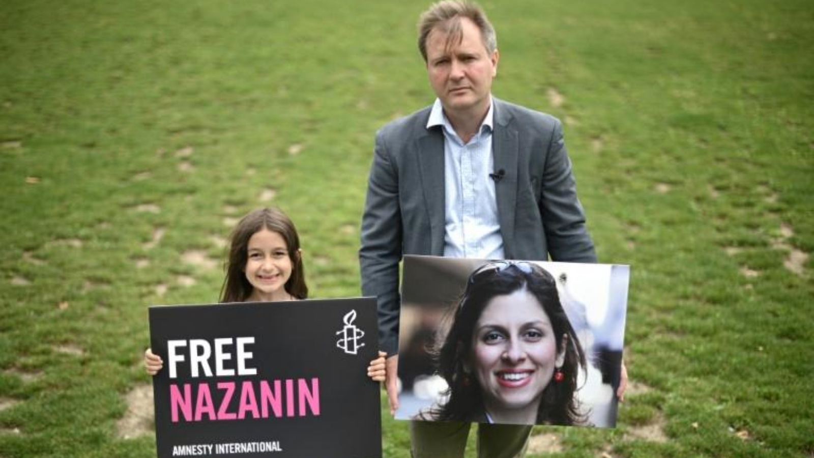 ريتشارد راتكليف وابنته غابرييلا يحملان لافتات في ساحة البرلمان في أيلول/ سبتمبر بمناسبة مرور 2000 يوم على اعتقال نازنين زاغري راتكليف في إيران.