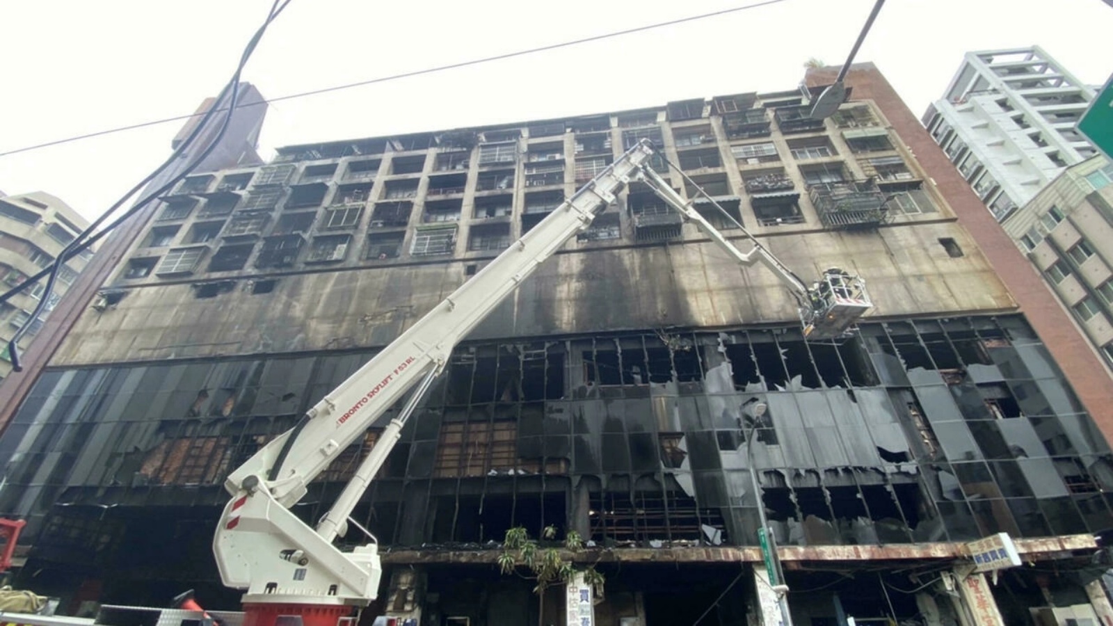 حريق في مبنى متهالك يستخدم لأغراض متنوعة في جنوب جزيرة تايوان. بتاريخ 15 تشرين الأول/ أكتوبر 2021.