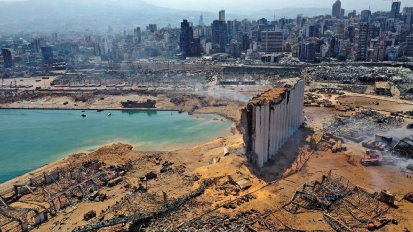 صورة جوية لمرفأ بيروت عقب انفجار 4 آب/ أغسطس 2020.