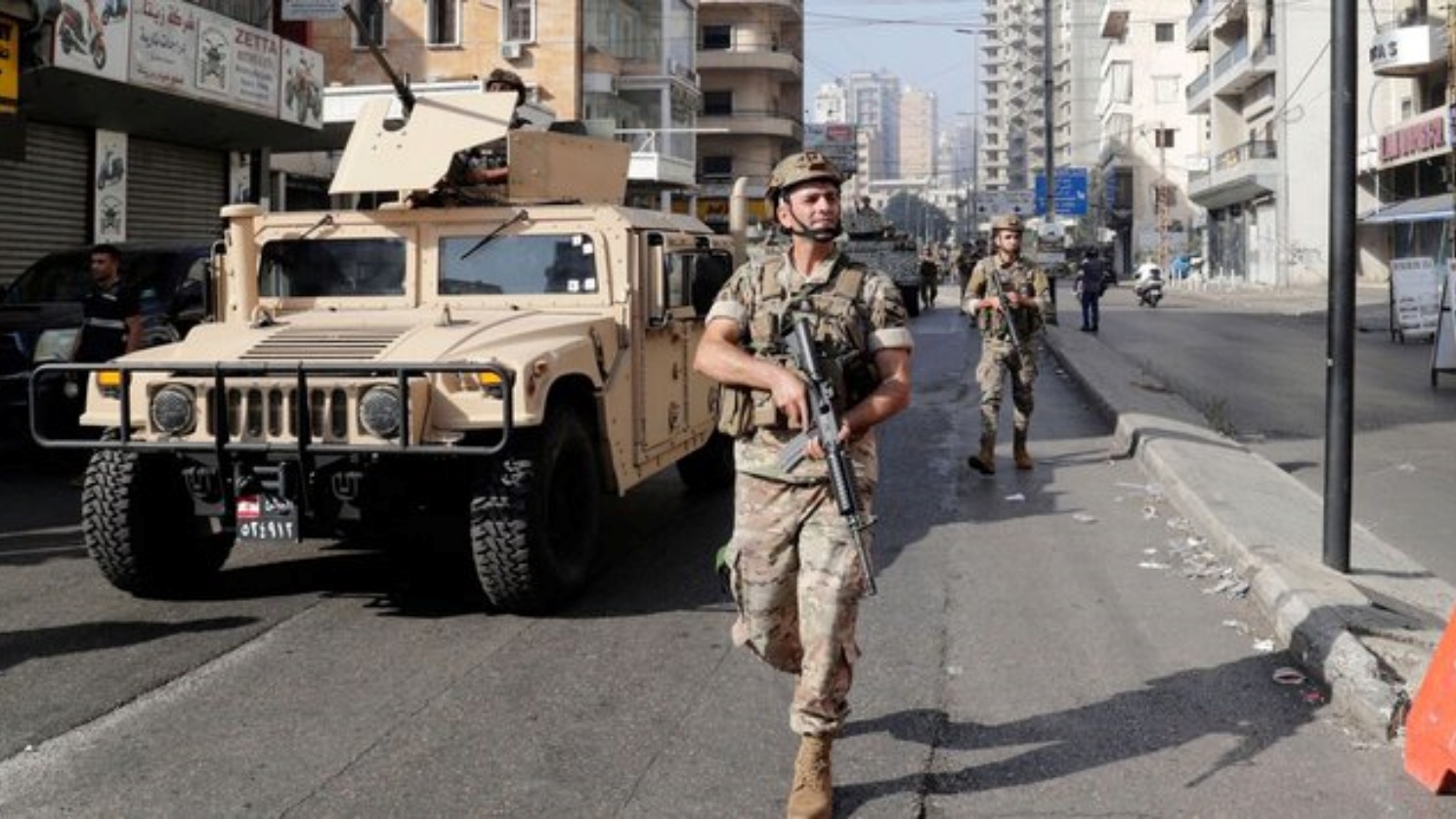 الجيش اللبناني ينتشر في منطقة الإشتباكات في مستديرة الطيونة. بتاريخ 15 تشرين الأول/ أكتوبر 2021. (تويتر)