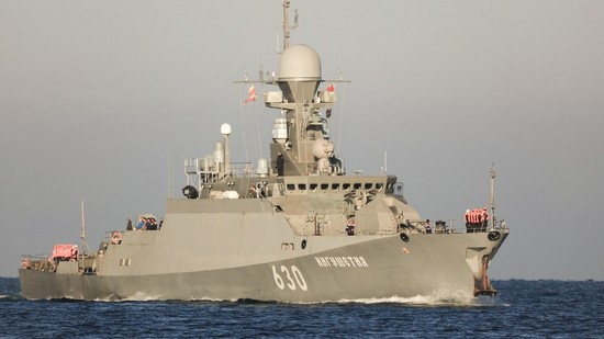 طراد روسي مشارك في المناورات البحرية الروسية - الصينية في بحر اليابان