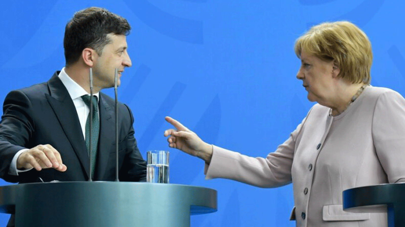 المستشارة الألمانية أنجيلا ميركل والرئيس الأوكراني فولوديمير زيلينسكي يتحدثان في مؤتمرٍ صحفي حول زيارته الرسمية الأولى لألمانيا في 18 حزيران/يونيو 2019، في مقر المستشارية في برلين.