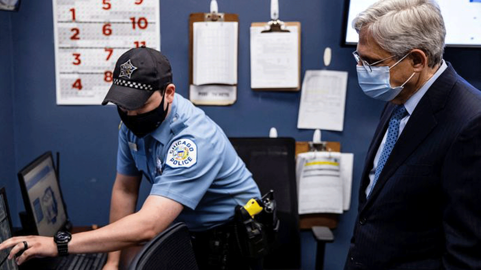  ضابط يشرح تقنية الشرطة في شيكاغو للمدعي العام الأمريكي ميريك جارلاند خلال زيارة يوليو إلى مركز دعم القرار الاستراتيجي التابع لإدارة شرطة شيكاغو