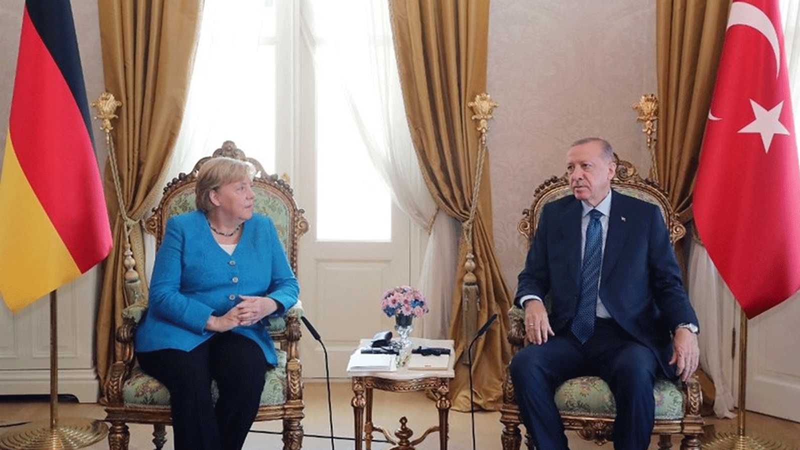المستشارة الألمانية أنغيلا ميركل مع الرئيس التركي رجب طيب إردوغان في اسطنبول. 16 تشرين الأول/أكتوبر 2021
