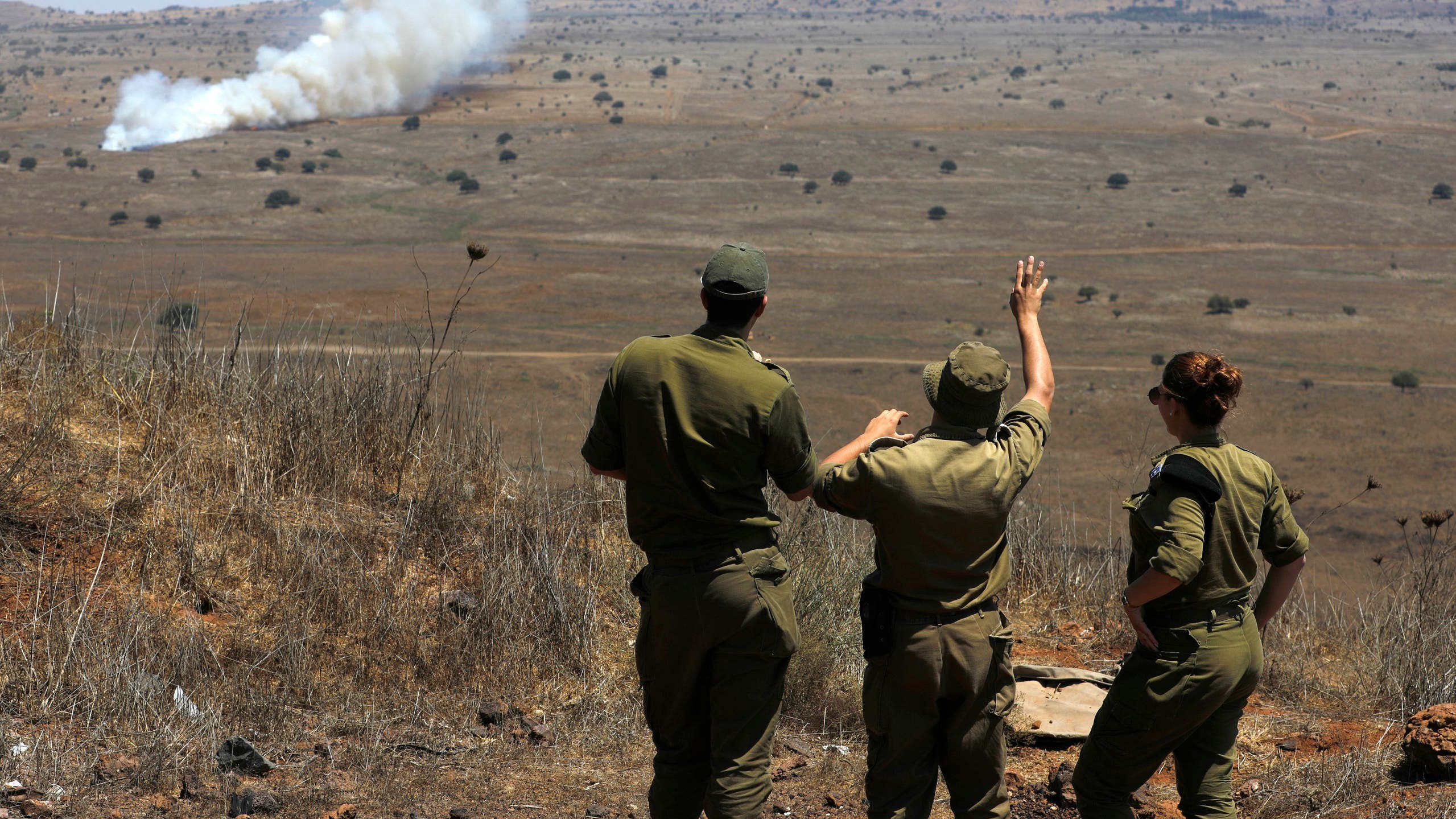 جنود إسرائيليون في هضبة الجولان يطلون على الأراضي السورية