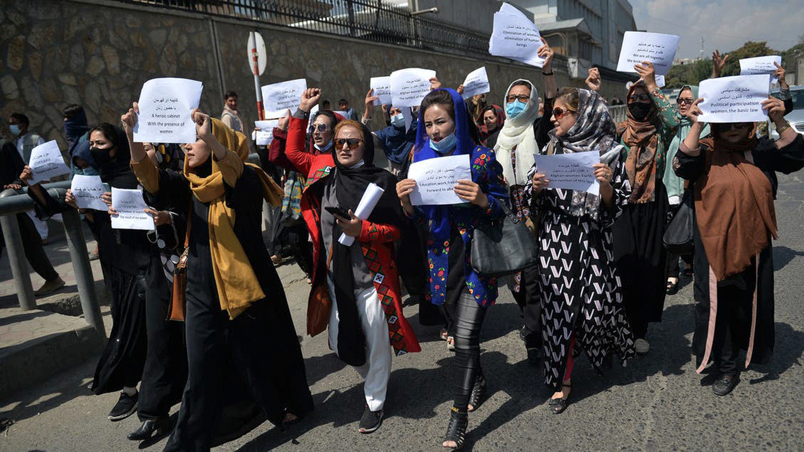 أفغانيات يشاركن في مسيرة احتجاجية من أجل حقوقهن تحت حكم طالبان في منطقة وسط مدينة كابول في 3 أيلول/ سبتمبر 2021