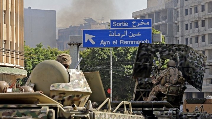 الدخان متصاعدًا من منطقة الطيونة في أثناء الاشتباكات الخميس في بيروت