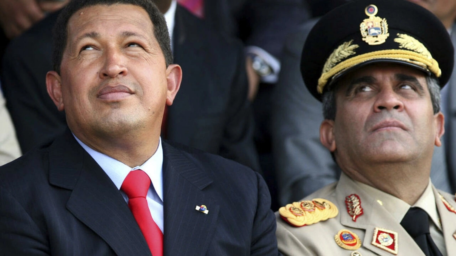 الرئيس الفنزويلي آنذاك هوغو شافيز (إلى اليسار) ووزير دفاعه راؤول أسياس بادويل. في كانون الأول/ديسمبر 2006