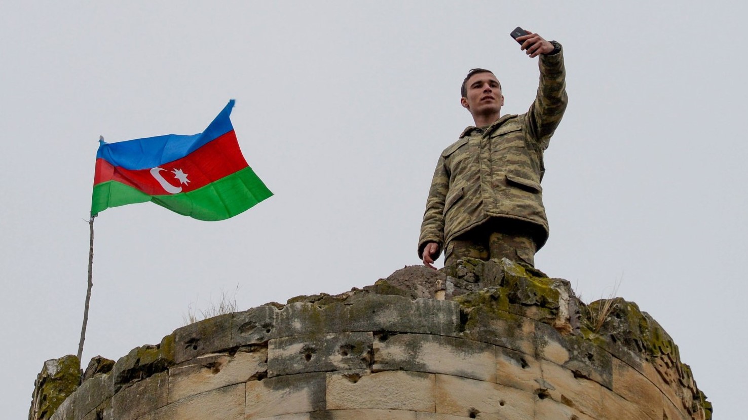 صورة من الأرشيف لجندي أذري يلتقط صورة لنفسه بعد انتصار بلاده على أرمينيا في كاراباخ