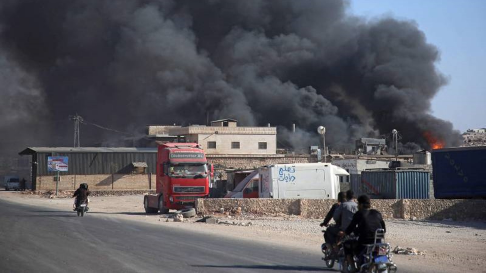 دخان يتصاعد من مستودع بعد القصف على محافظة إدلب شمال غرب سوريا.