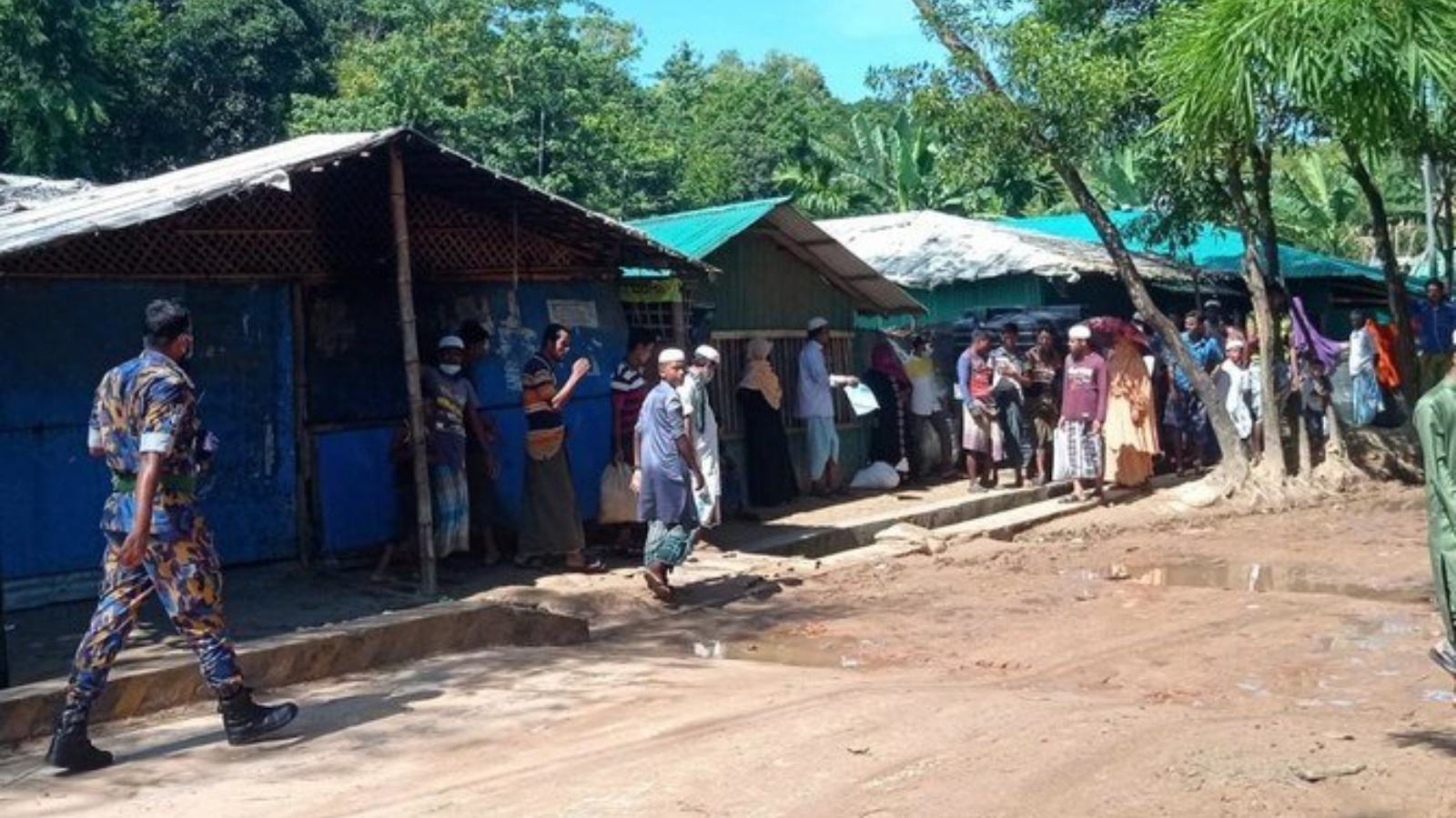 أفراد أمن يؤمنون المنطقة في مخيم كيتوبالونغ للاجئين في أوخيا. في 30 أيلول/سبتمبر 2021.