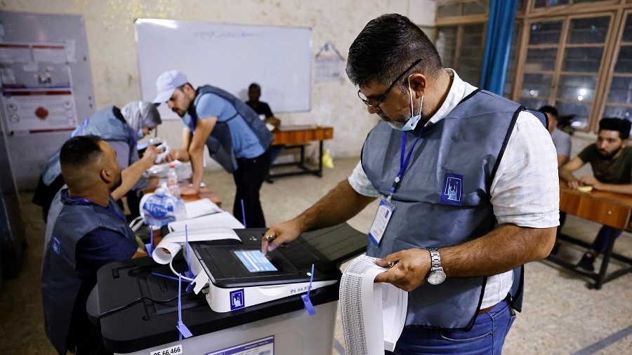 موظفز مفوضية الانتخابات يدققون عمليات الاقتراع في الانتخابات المبكرة الاخيرة (الوكالة الرسمية)