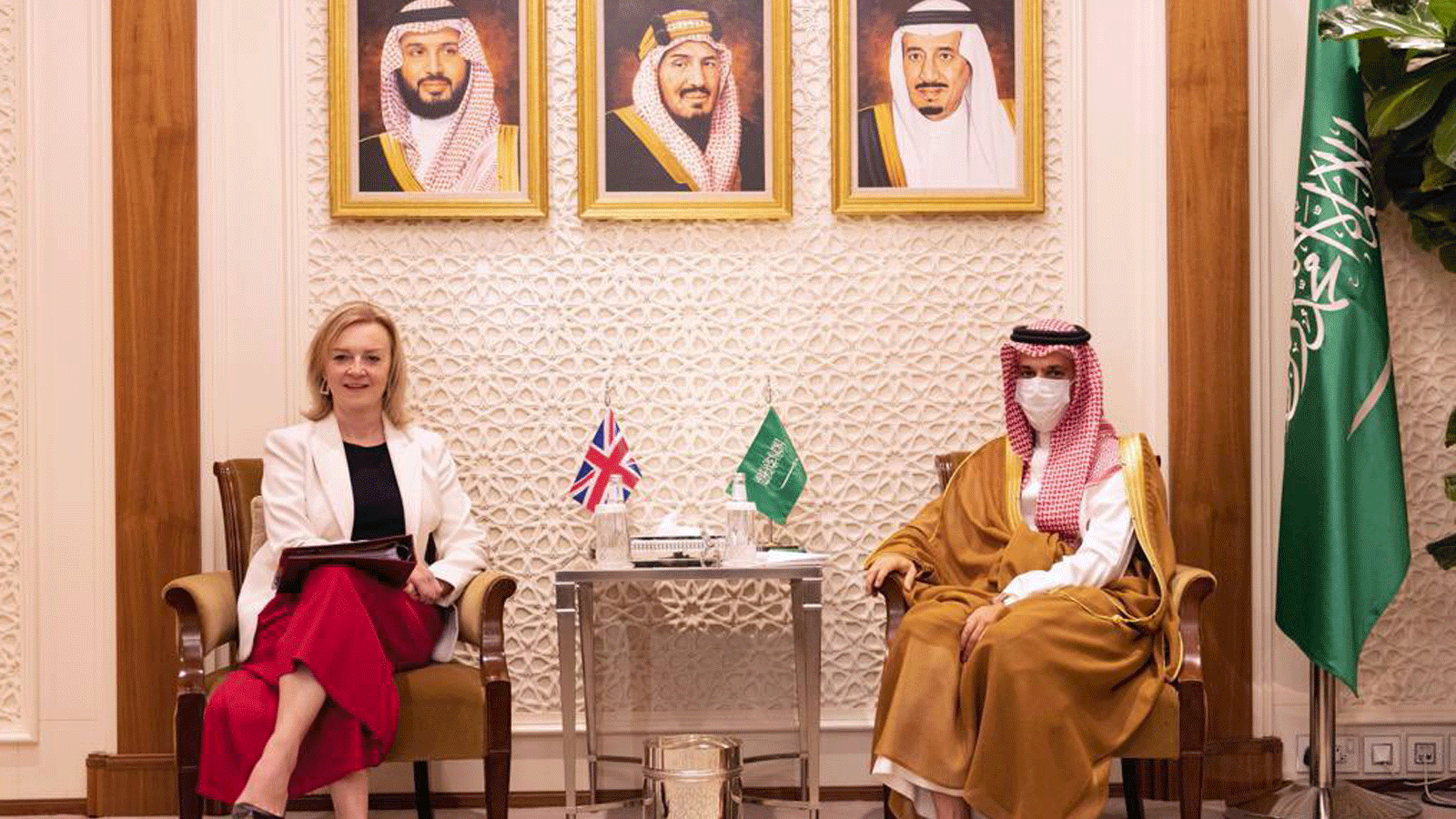 وزير الخارجية السعودي مستقبلا نظيرته البريطانية(صورة من وزارة الخارجية البريطانية)