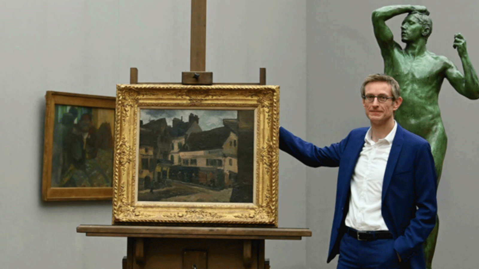 مؤرخ الفن الألماني ومدير المعرض رالف جليس يقف بجانب لوحة بيسارو التي نهبها النازيون. في 18 تشرين الأول/أكتوبر 2021