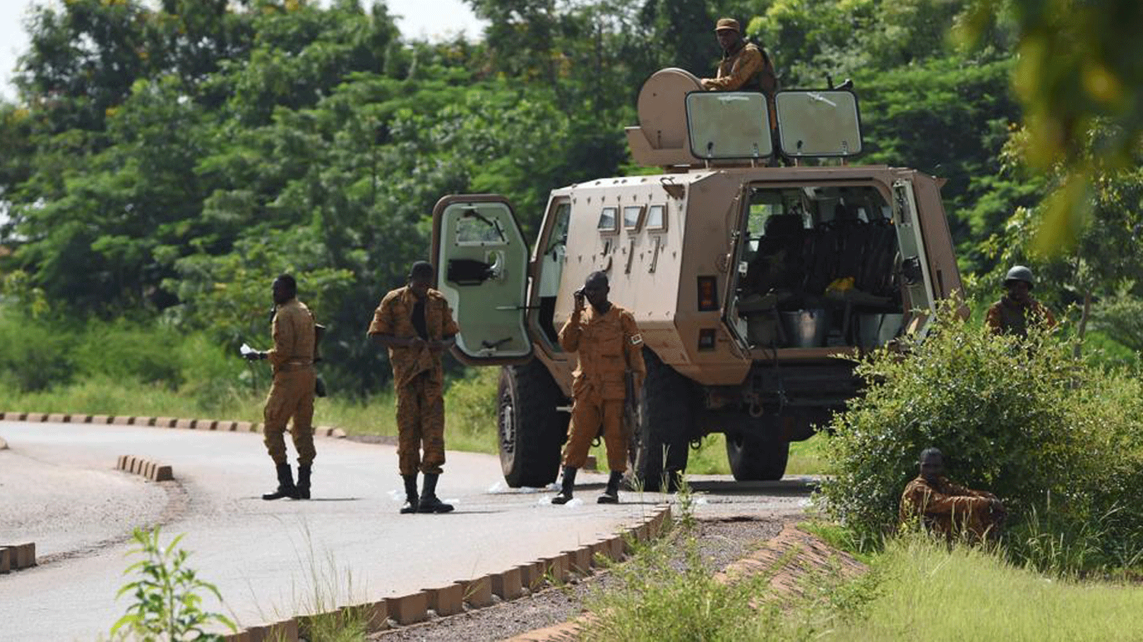 التقطت في 29 سبتمبر 2015 ، جنود من بوركينا فاسو يقومون بدورية بالقرب من الثكنات العسكرية لفوج الأمن الرئاسي (RSP) في واغادوغو