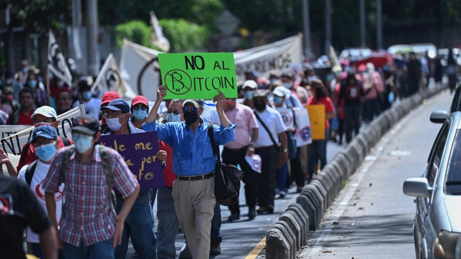 متظاهرون في السلفادور ضد عملة بتكوين وسط تأييد النقاد الذين يحذرون من افتقار العملة المشفرة للشفافية، وخطر التقلبات الشديدة في قيمتها على مدخرات المستخدمين.