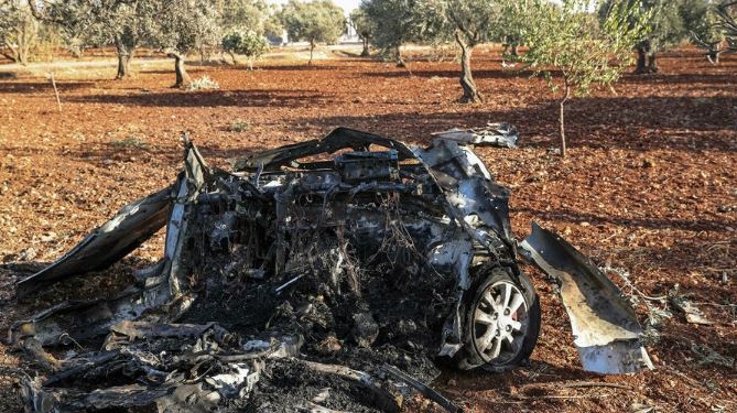 صورة التُقطت في 20 سبتمبر 2021 تُهظر سيارة محطمة جراء ضربة شنّتها طائرة مسيّرة في محافظة إدلب في شمال غرب سوريا
