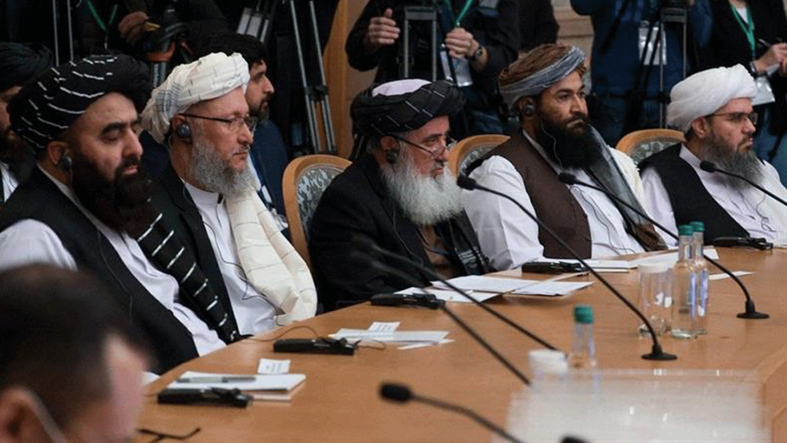 أعضاء وفد طالبان، بمن فيهم نائب رئيس الوزراء عبد السلام حنفي الثاني (إلى اليسار)، يشاركون في مؤتمر دولي حول أفغانستان في موسكو في 20 تشرين الأول/ أكتوبر 2021.