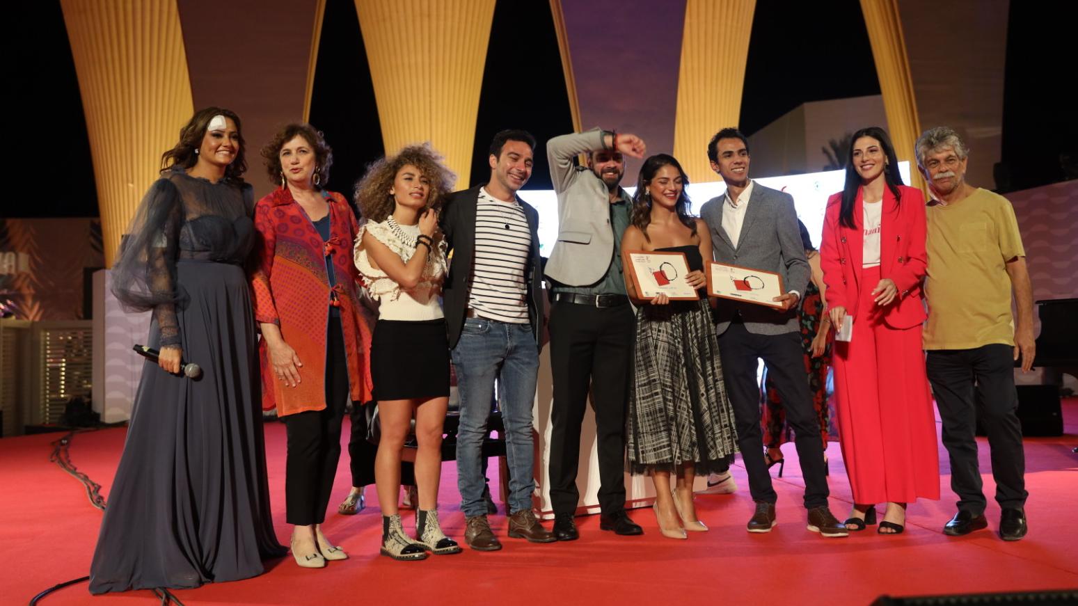 الفائزين بجوائز المنصة مع مدير المهرجان إنتشال التميمي ورئيسة عمليات المهرجان بشرى رزة 