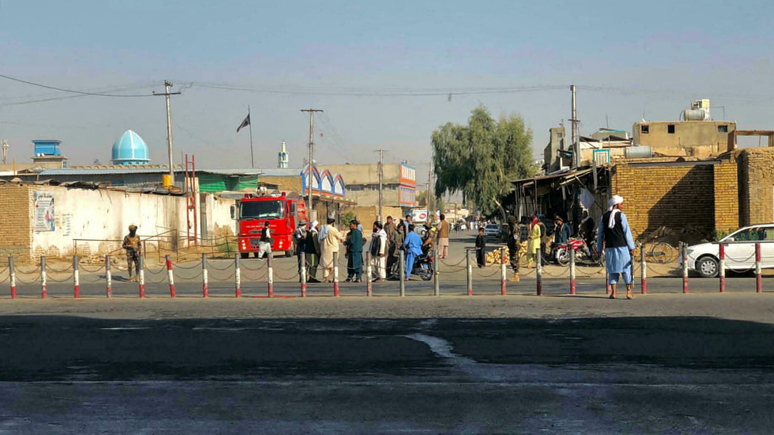 عناصر من طالبان أمام مسجد شيعي في قندهار تعرض لتفجير انتحاري
