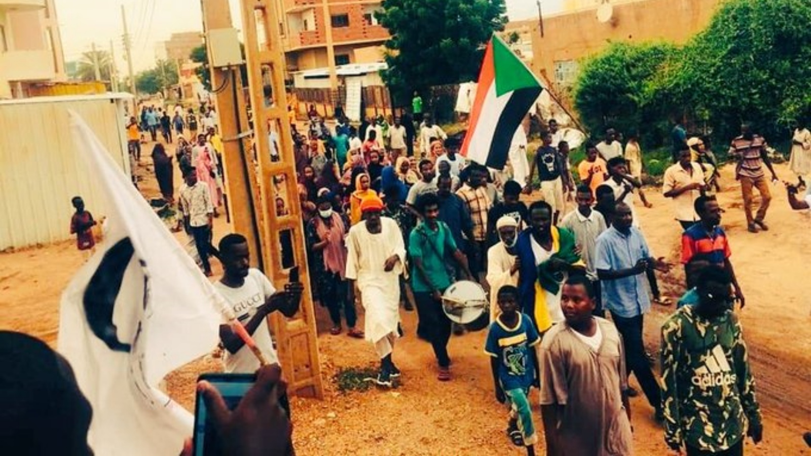 محتجون سودانيون يواصلون اعتصامهم لليوم الرابع على التوالي أمام القصر الجمهوري في وسط الخرطوم. ( من صفحة لجان مقاومة الديوم الشرقية في تويتر)