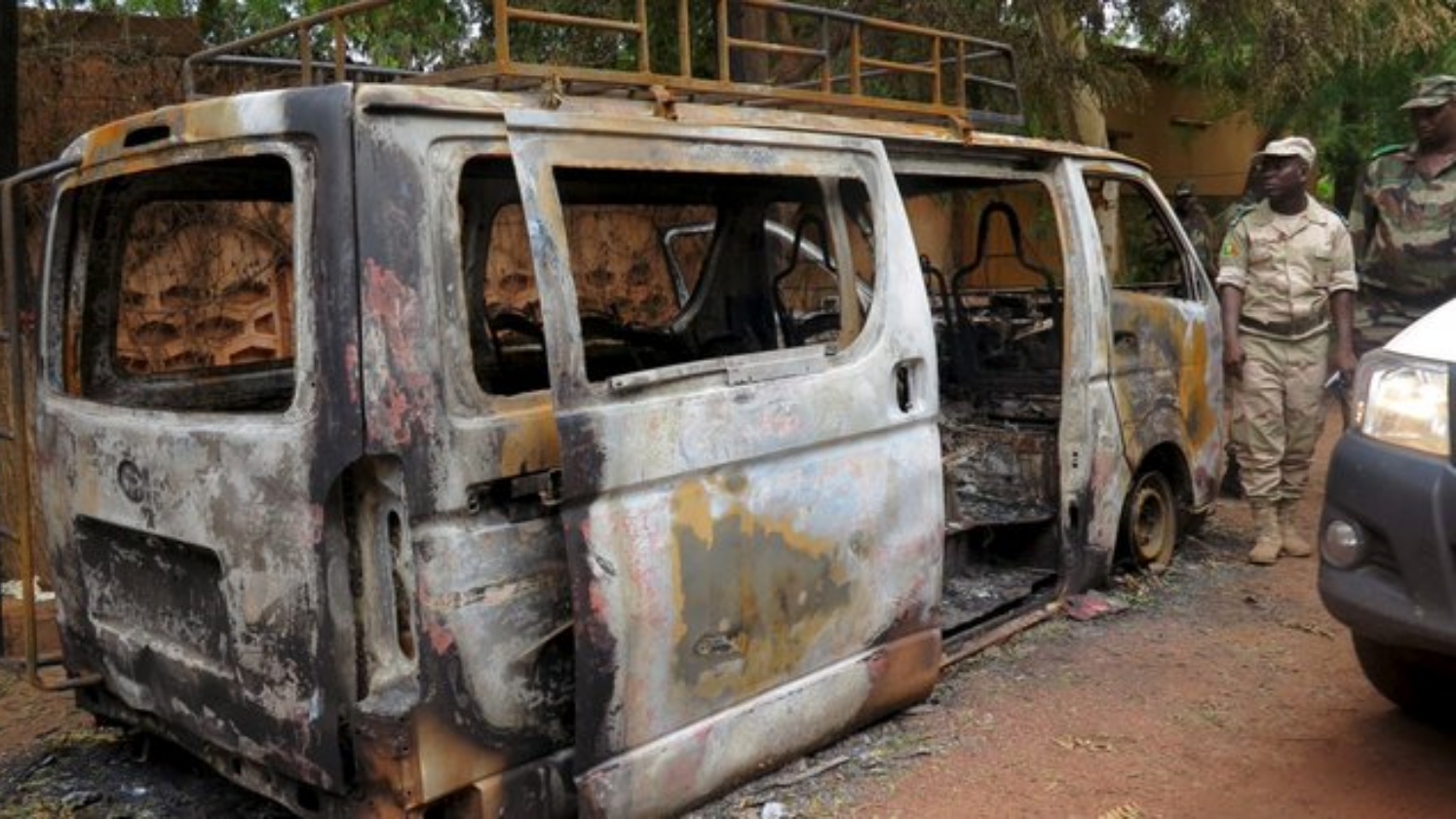 قوات الأمن يعاينون حافلة محترقة إثر هجوم عليها في مالي. (الصورة من تويتر)