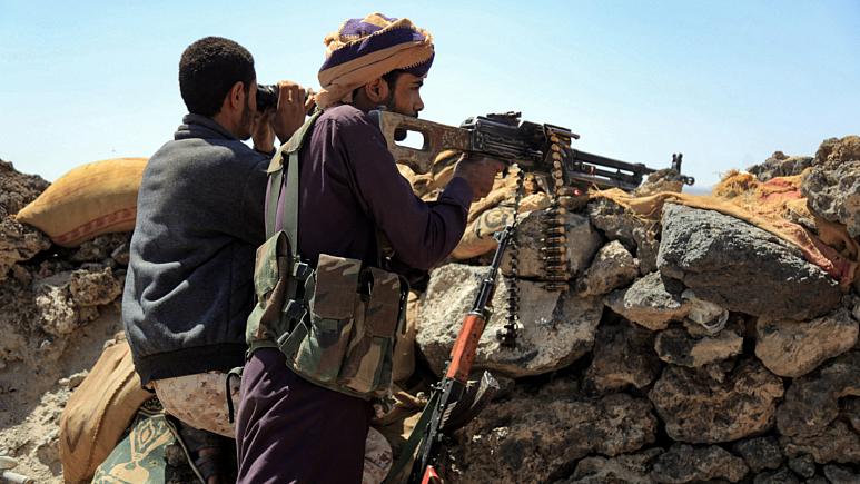 مسلحان من جماعة المتمرد الحوثي في أحد محاور القتال في اليمن
