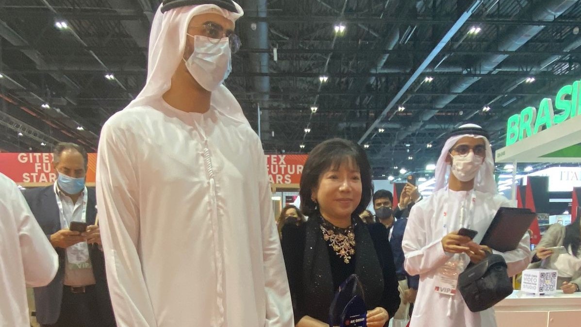 رئيسة مجموعة AIC الفيتنامية نجوين ثي ثانه ووزير الذكاء الإصطناعي الإماراتي عمر العلماء