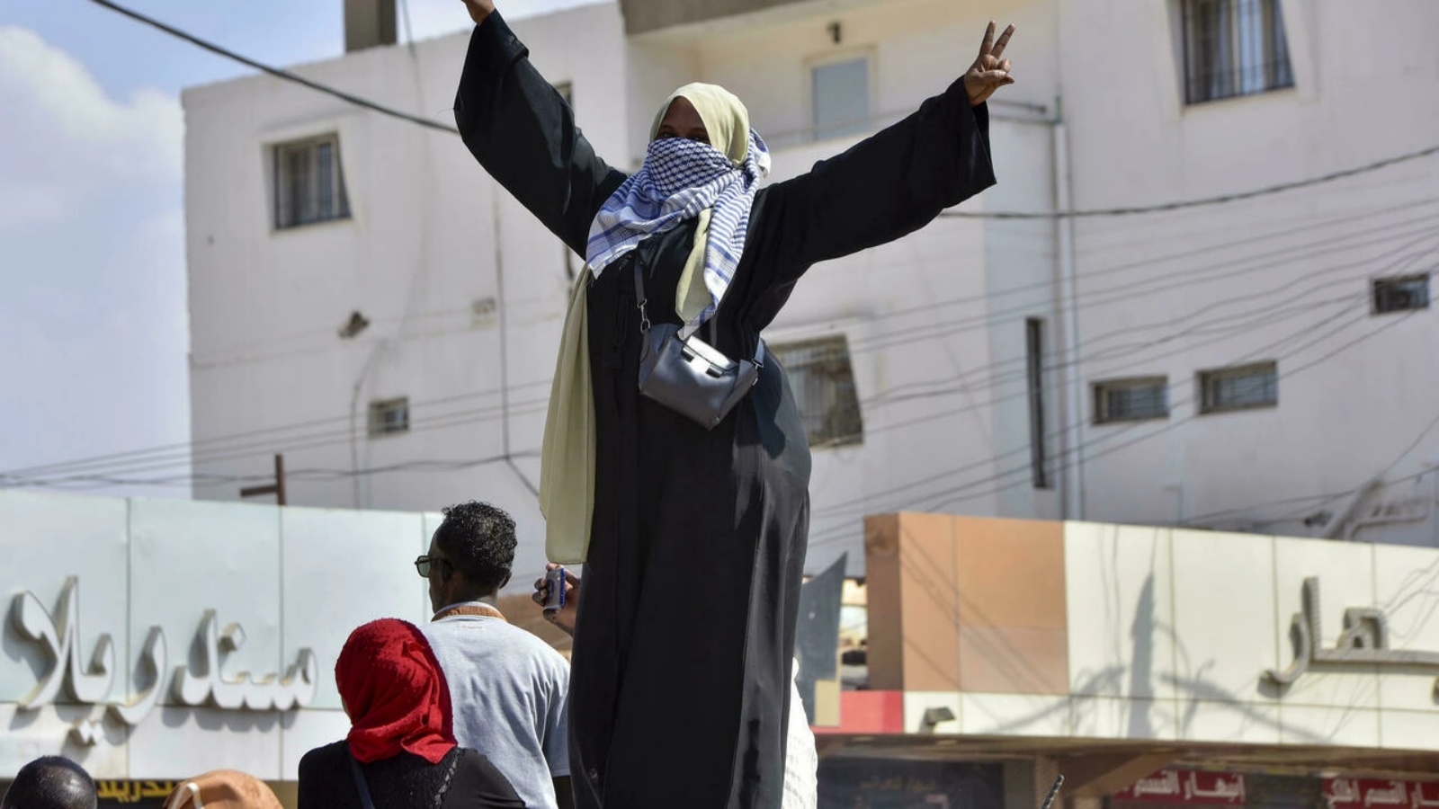 سودانية تشارك في احتجاج الخرطوم بحري للمطالبة بانتقال الحكومة إلى الحكم المدني، وهي واحدة من عشرات الآلاف الذين خرجوا إلى الشوارع في الأيام الأخيرة.