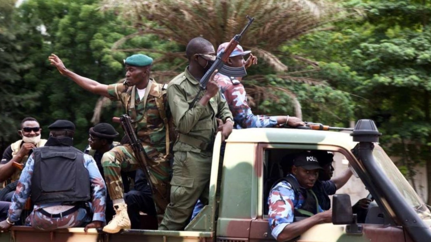 جنود ماليون يقودون سياراتهم في شوارع باماكو، مالي.