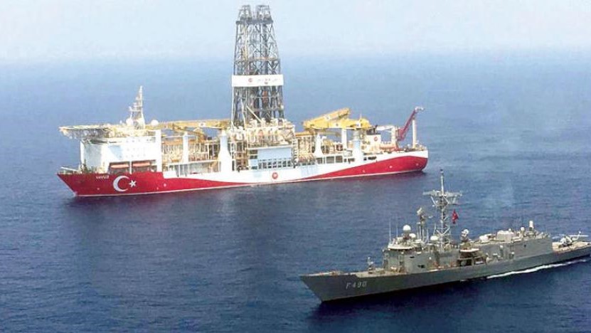 سفينة حربية تركية ترافق محطة بحرية للتنقيب عن النفط بالقرب من قبرص