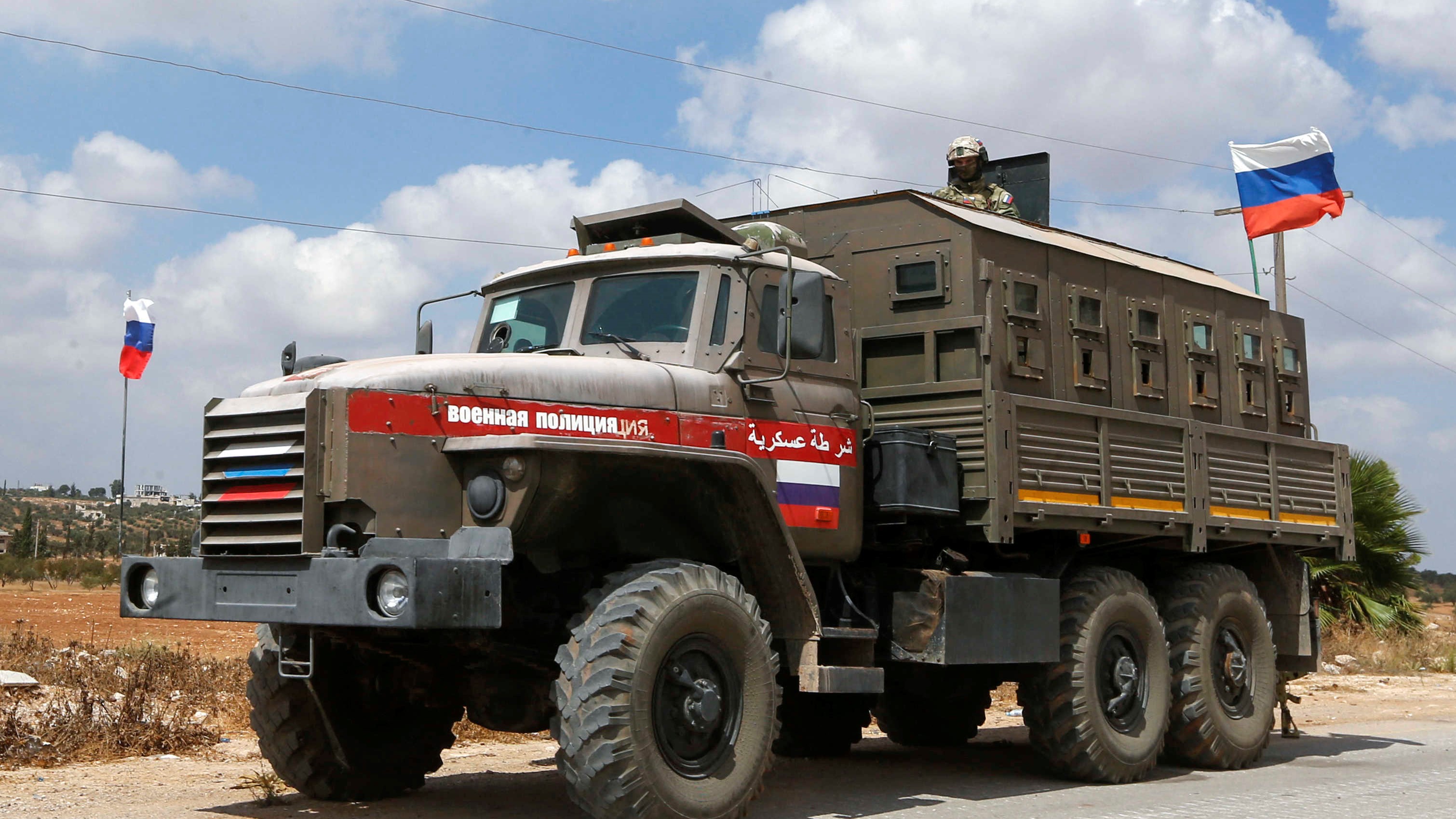 صورة أرشيفية لشاحنة تابعة للشرطة العسكرية الروسية في الشمال السوري