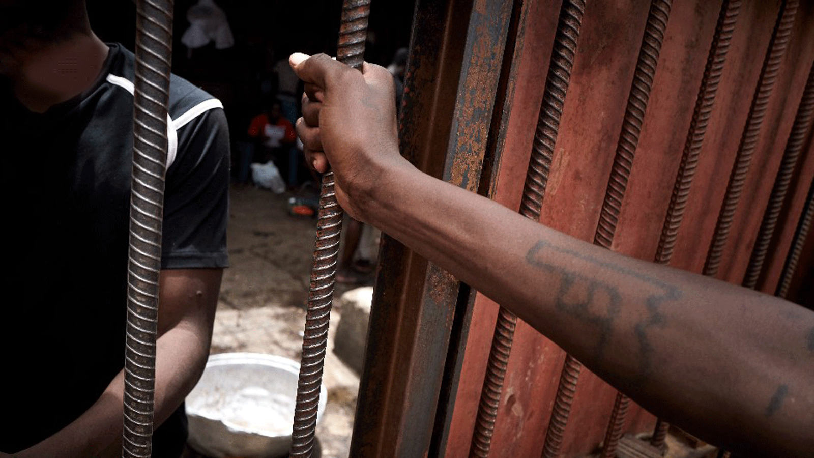 صورة من حادثة سابقة مشابهة وقعت في 13 أيلول/ سبتمبر 2021، حيث اقتحم مسلحون سجنًا في ولاية كوجي بوسط نيجيريا خلال الليل، وحرروا عشرات السجناء.