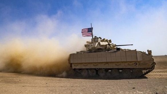 آلية عسكرية أميركية قرب قاعدة التنف في جنوب سوريا