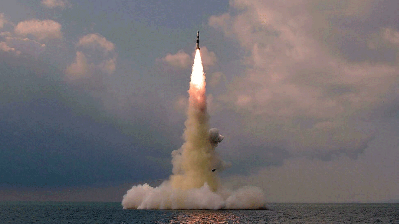 صاروخ باليستي من نوعٍ جديد أطلقته غواصة في مكانٍ غير معروف في 19تشرين الأول/أكتوبر 2021، ووزعت صورته وكالة الأنباء المركزية الكورية الرسمية في كوريا الشمالية (KCNA) في 20 تشرين الأول/أكتوبر 2021 