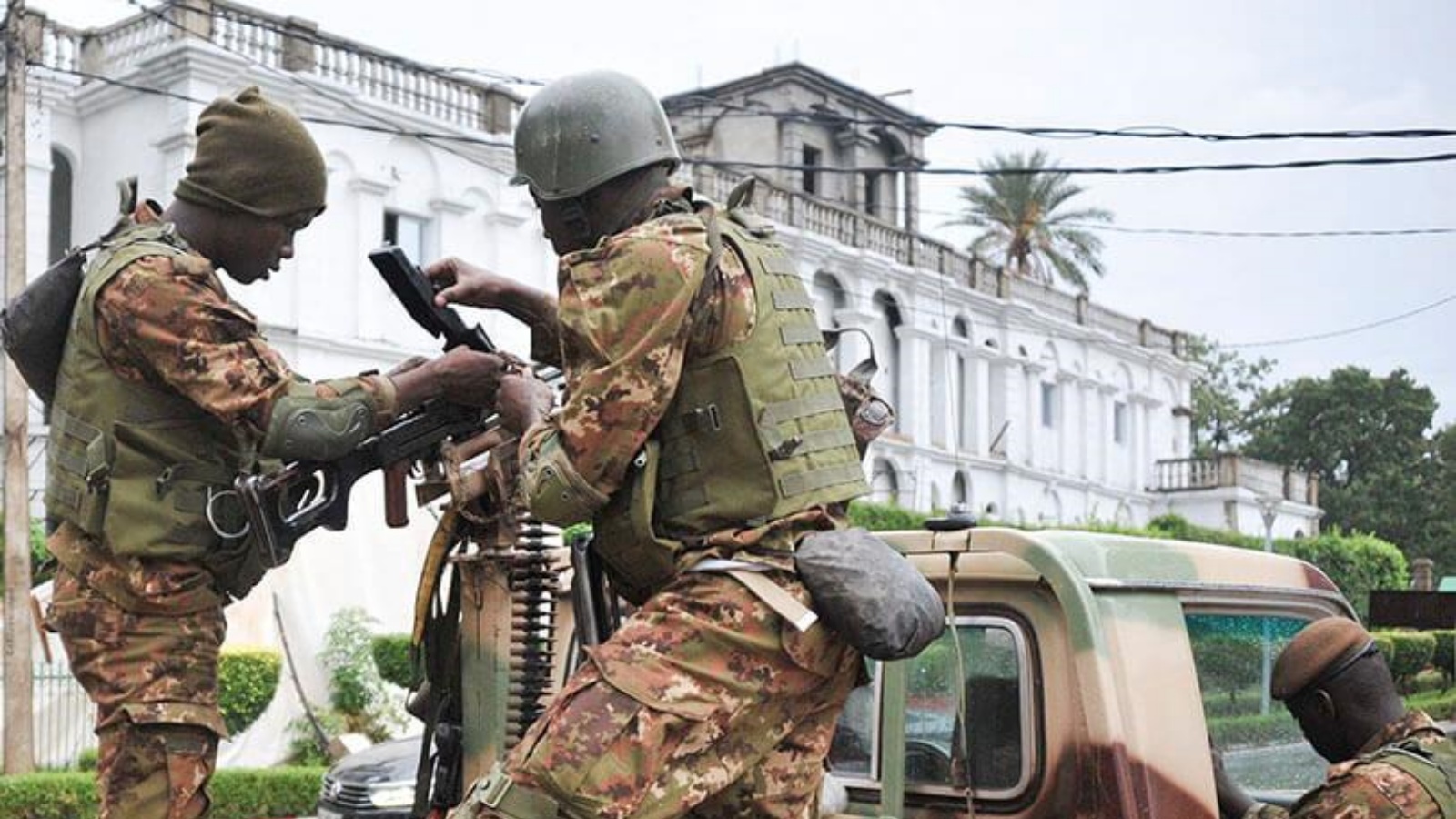 جنود ماليون يقفون في حراسة مركبة عسكرية خارج القصر الرئاسي في باماكو. (أرشيفية)
