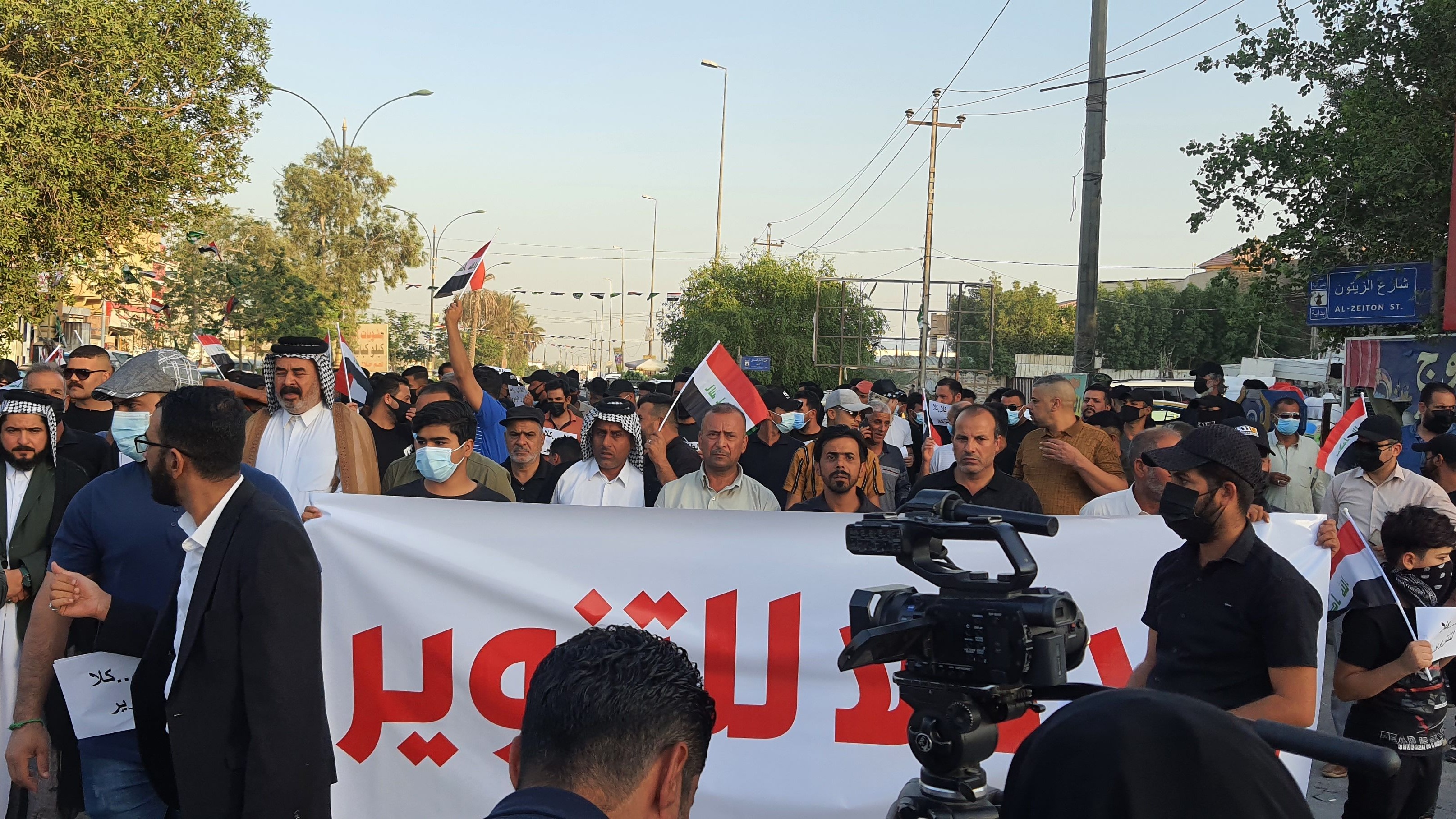 متظاهرون في مدينة الديوانية العراقية الجنوبية يرفضون أمس الاثنين نتائج الانتخابات (الوكالة الوطنية)