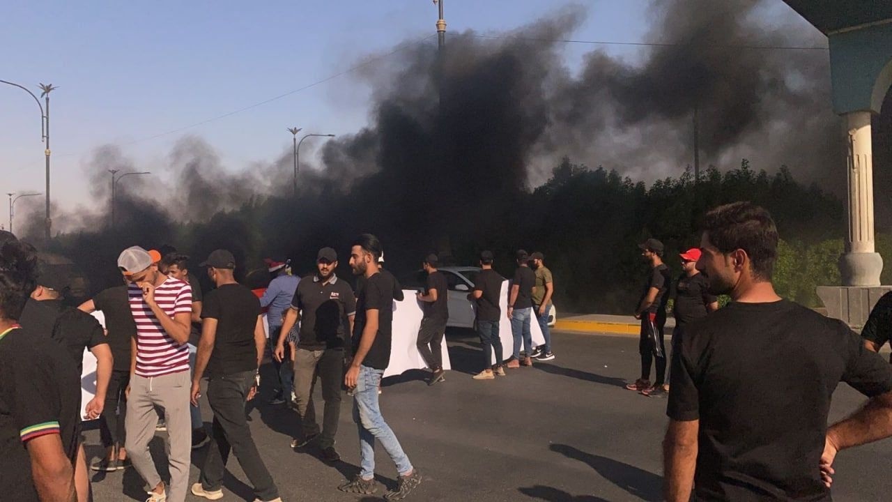 محتجون في البصرة على نتائج الانتخابات يحرقون اطارات السيارات الاحد 17 تشرين اكتوبر 2021 (الوكالة الوطنية العراقية)