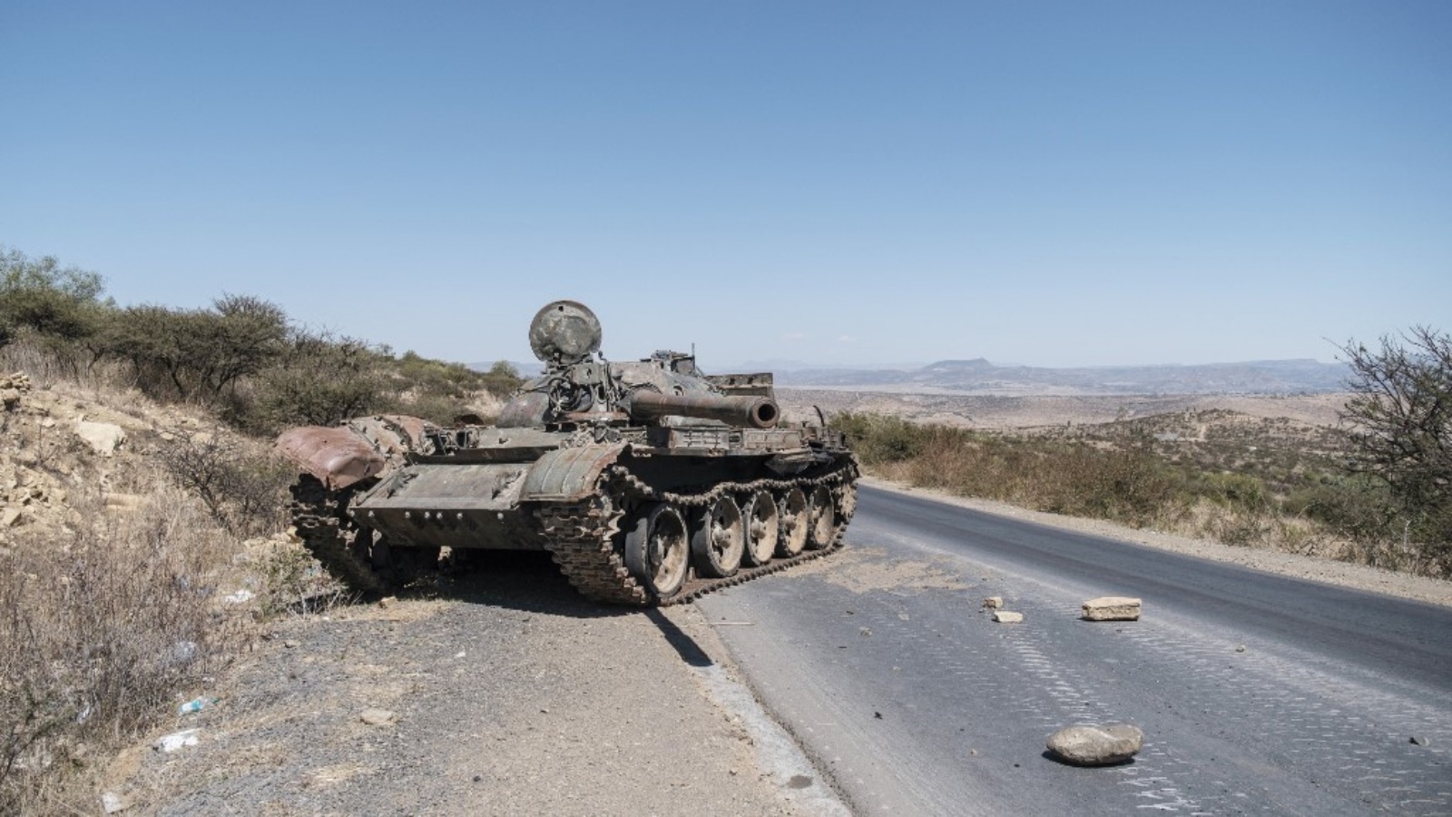 دبابة متضررة تقف على طريق شمال ميكيلي، عاصمة تيغراي>