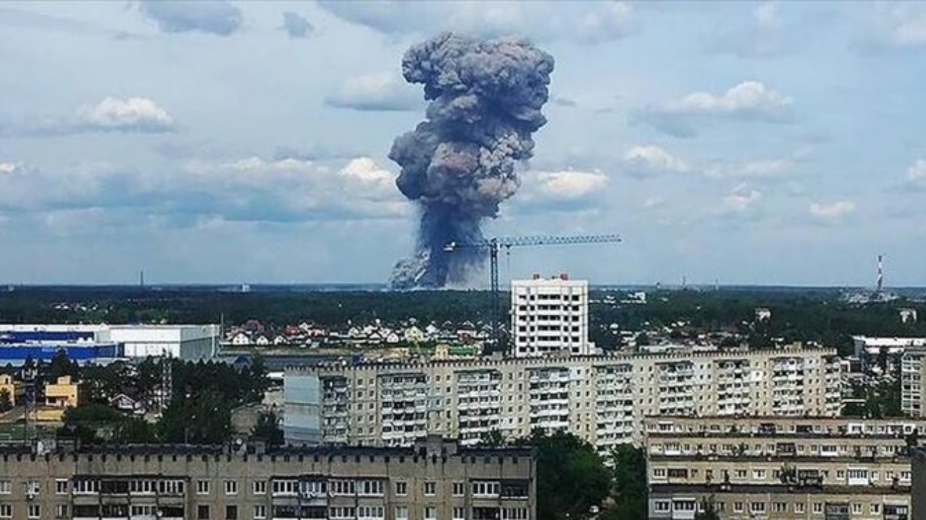 دخان كثيف يتصاعد من موقع حريق مصنع إنتاج المتفجّرات للاستخدام المدني في منطقة ريازان في وسط روسيا.