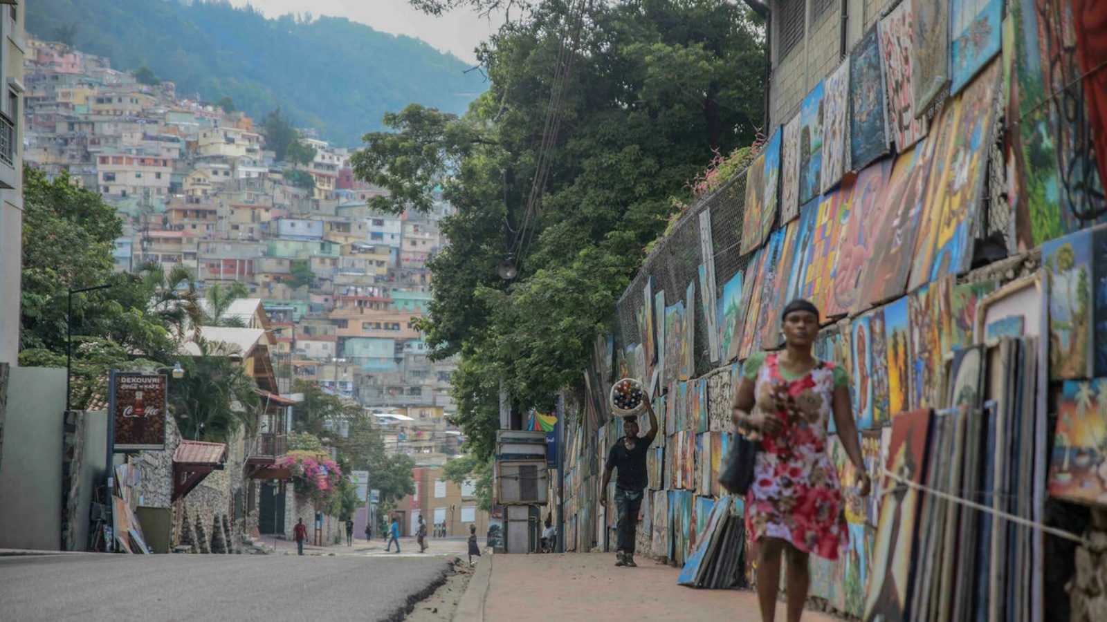 بورت أو برنس خلال إضراب عام دعا للاحتجاج على الفوضى في هايتي أبرزها اختطاف 17 مبشرًا أمريكيًا وكنديًا.